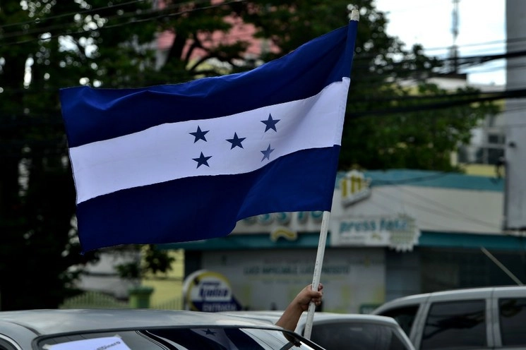 El allanamiento de morada fue ejecutado por personas armadas vistiendo chalecos de la DPI. Foto Afp