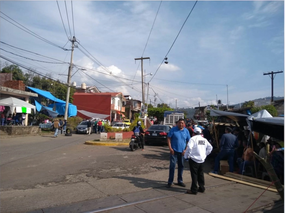 Familiares de los aguacateros desaparecidos el jueves 6 de enero, impidieron el paso hacia y desde Uruapan, Michoacán. Foto Cuartoscuro / Archivo

 