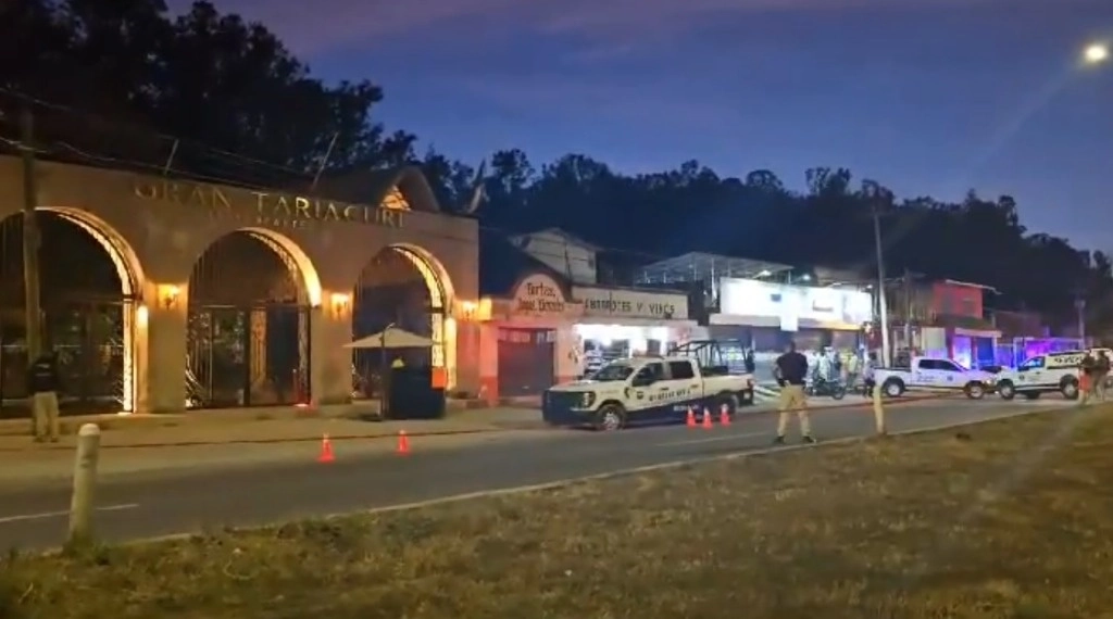 Antes del enfrentamiento los delincuentes ingresaron al restaurante y sometieron a los escoltas, luego subieron al empresario a una de las camionetas. Foto video redes sociales
