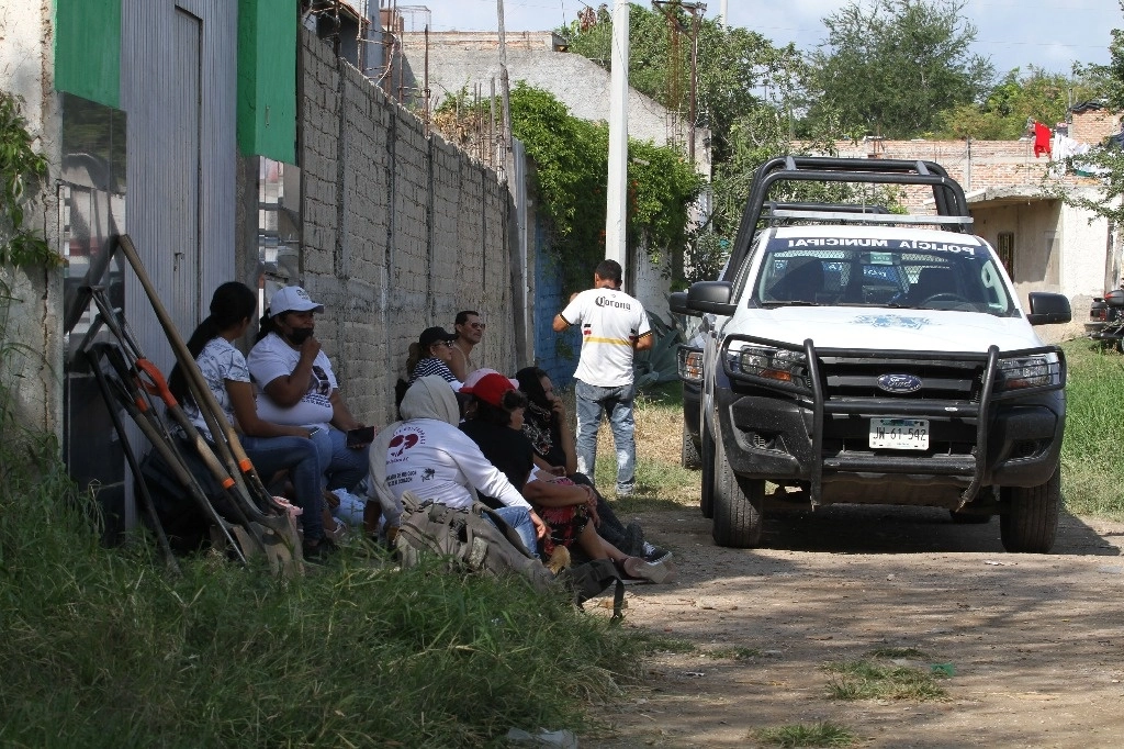 Integrantes del colectivo Madres Buscadoras de Jalisco localizaron el domingo pasado en el municipio de Tlaquepaque un supuesto horno clandestino donde, aseguran, miembros del crimen organizado calcinaban cadáveres. Foto Arturo Campos Cedillo



