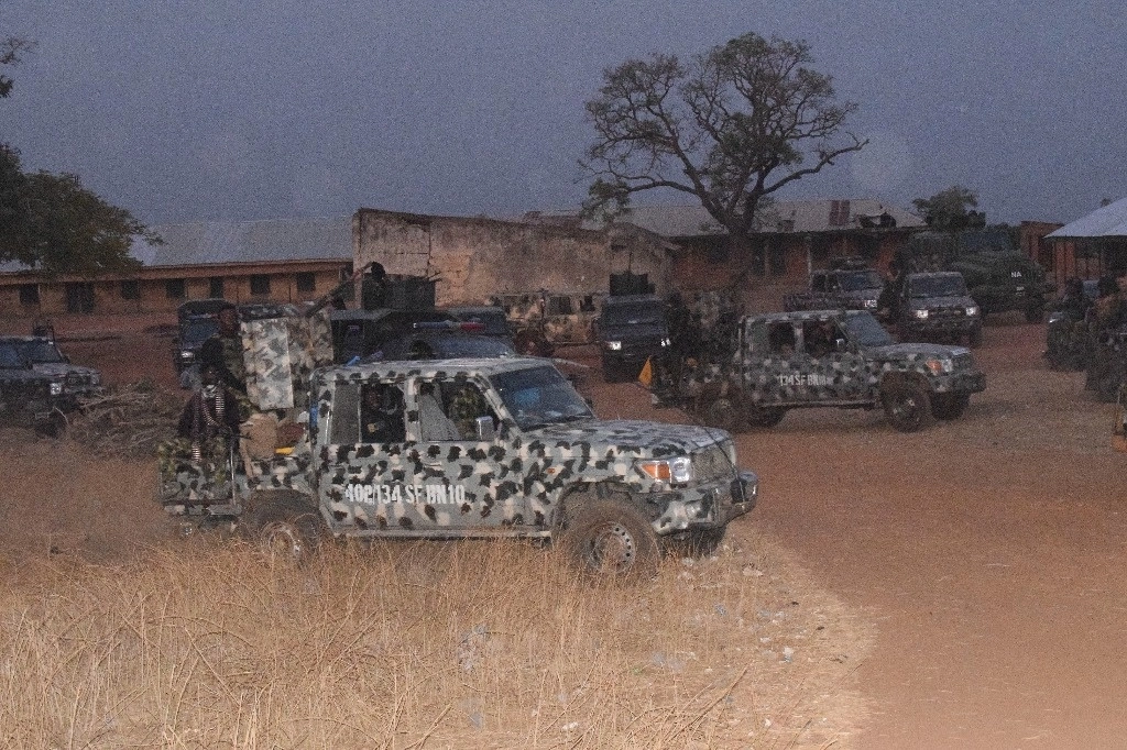 Camiones del ejército de Nigeria acudieron a la escuela donde los niños y niñas fueron secuestrados en Chikun, Nigeria. Foto Ap