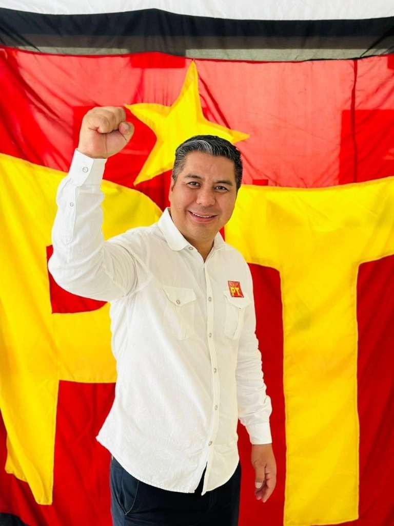 Rey David Gutiérrez, en imagen de marzo pasado, cuando registró su candidatura por el PT a la alcaldía de Frontera Comalapa, Chiapas. Foto del perfil de Facebook del aspirante 