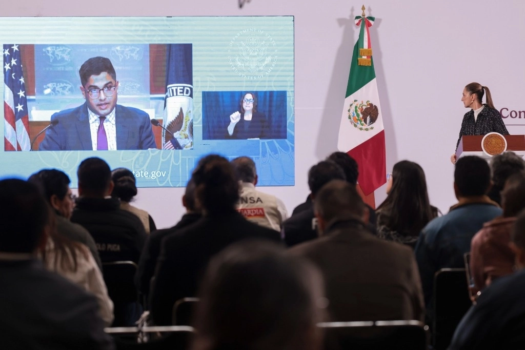 “Ayer vi notas de que el Departamento de Estado estuvo de acuerdo con la declaración del embajador de Estados Unidos, pero lo que dice el vocero es que tiene que haber coordinación y en eso estamos totalmente de acuerdo, ni siquiera hace una valoración de la política de seguridad, como lo hizo el embajador”, señaló. Foto Presidencia 