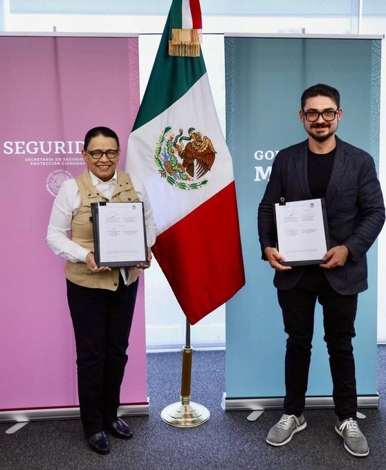 La secretaria de la SSPC, Rosa Icela Rodríguez (izq) y el titular de Sedatu, Román Meyer Falcón (der) durante la firma del convenio. Foto tomada de la cuenta de Twitter @rosaicela_