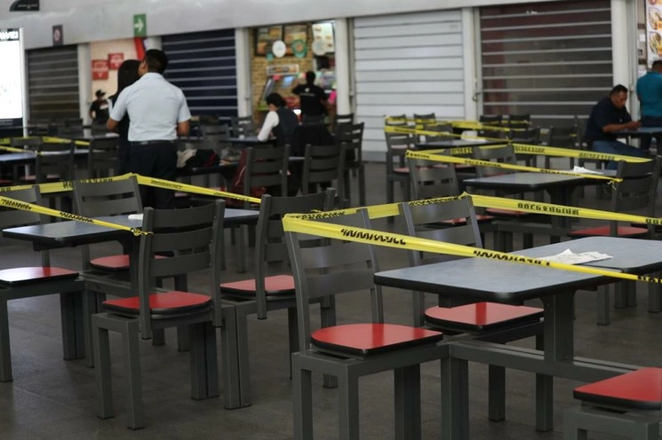 En el área de comida de la terminal 2 del AICM se han tomado las medidas sanitarias de colorar un metro de distancia entre comensales. Foto María Luisa Severiano