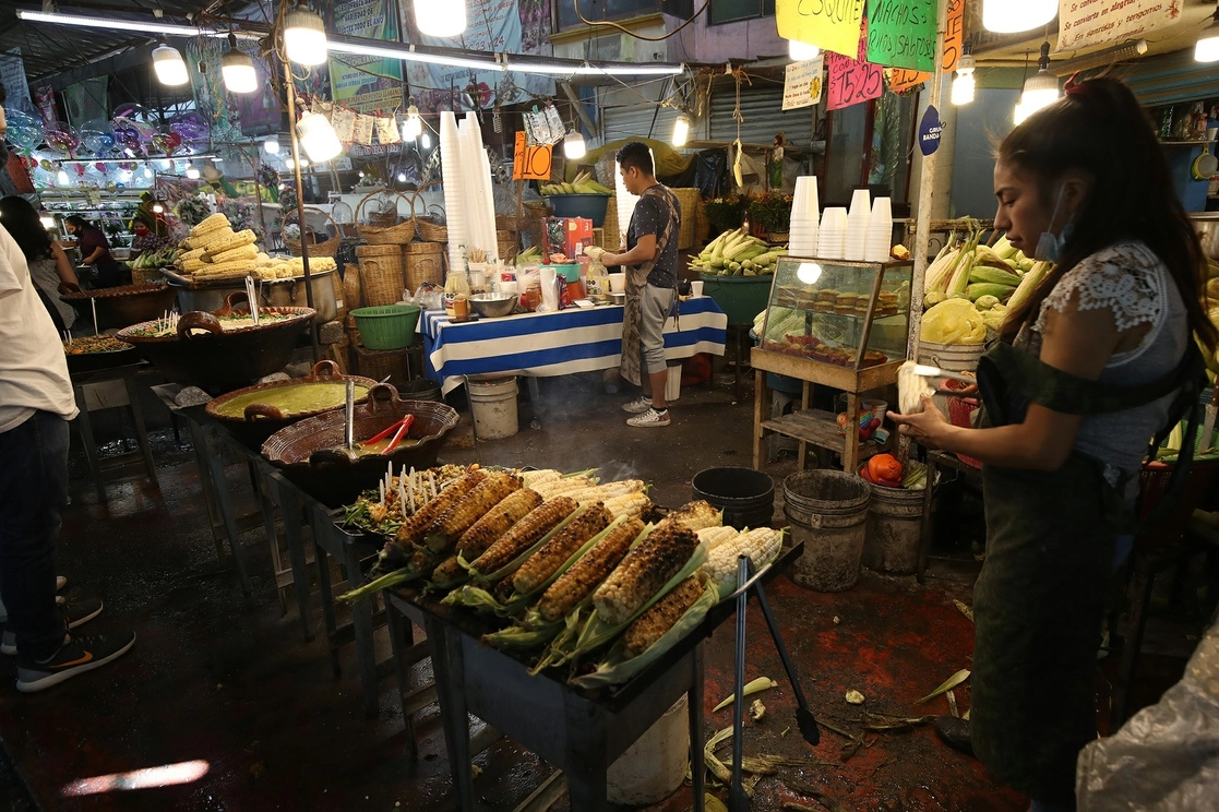 La digitalización y actualización del sistema de cobros se aplicará en los 335 mercados públicos y en los 51 tianguis de la capital mexicana. Foto María Luisa Severiano / Archivo 