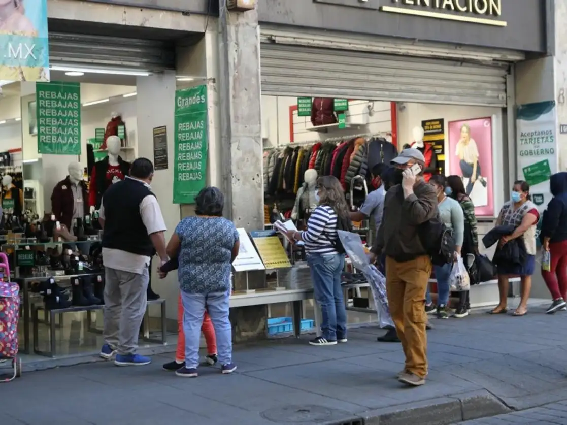 Un grupo de personas aguarda para entrar a un local de ropa y calzado en el Centro Histórico de la Ciudad de México, el 3 de febrero de 2021. Foto Yazmín Ortega Cortés