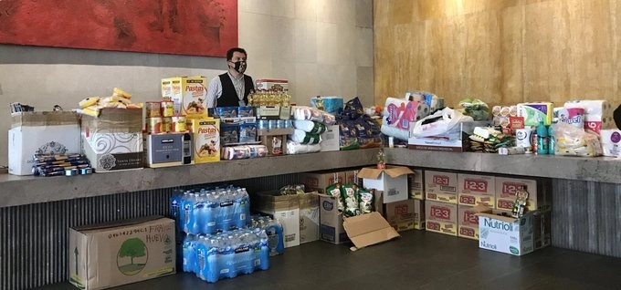 Ayuda humanitaria en especie entregada por Päivi Pohjanheimo, embajadora de Finlandia en México. Foto tomada del Twitter de @m_ebrard
