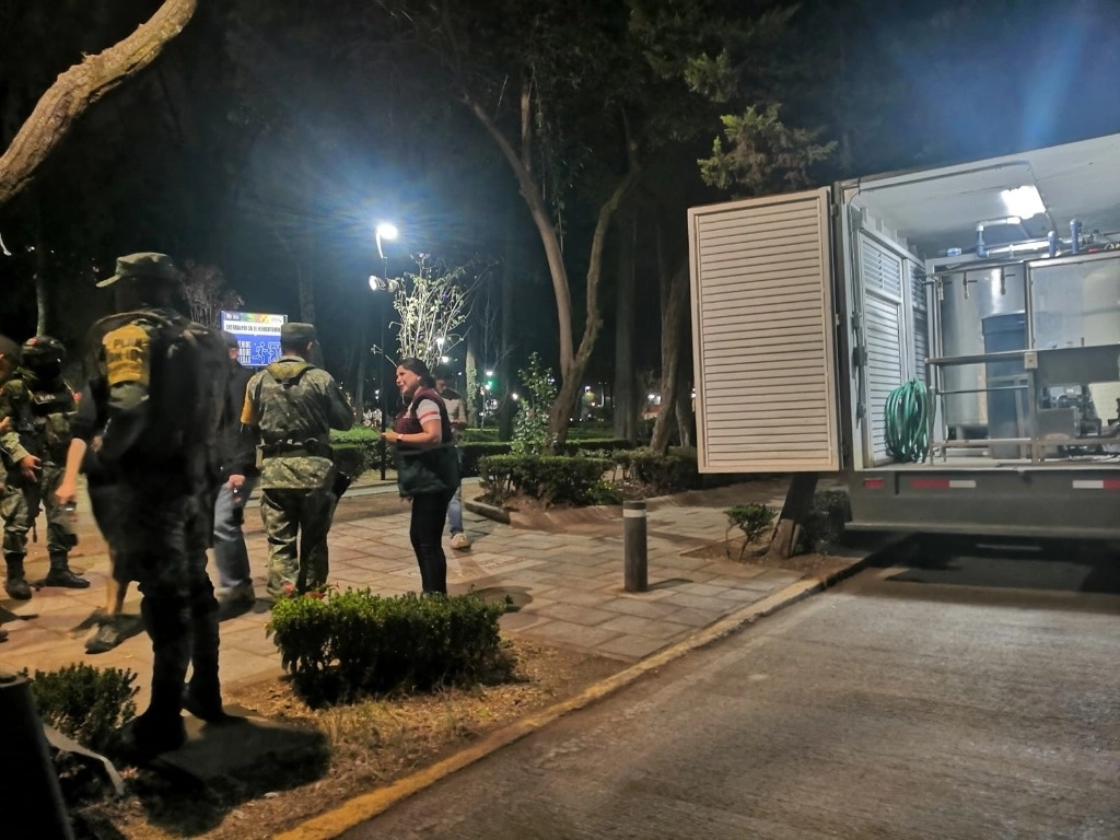 En tanto, los residentes del edificio ubicado en la esquina de las calles Alabama y Nueva York, dijeron que el olor sigue. Foto Elba Mónica Bravo