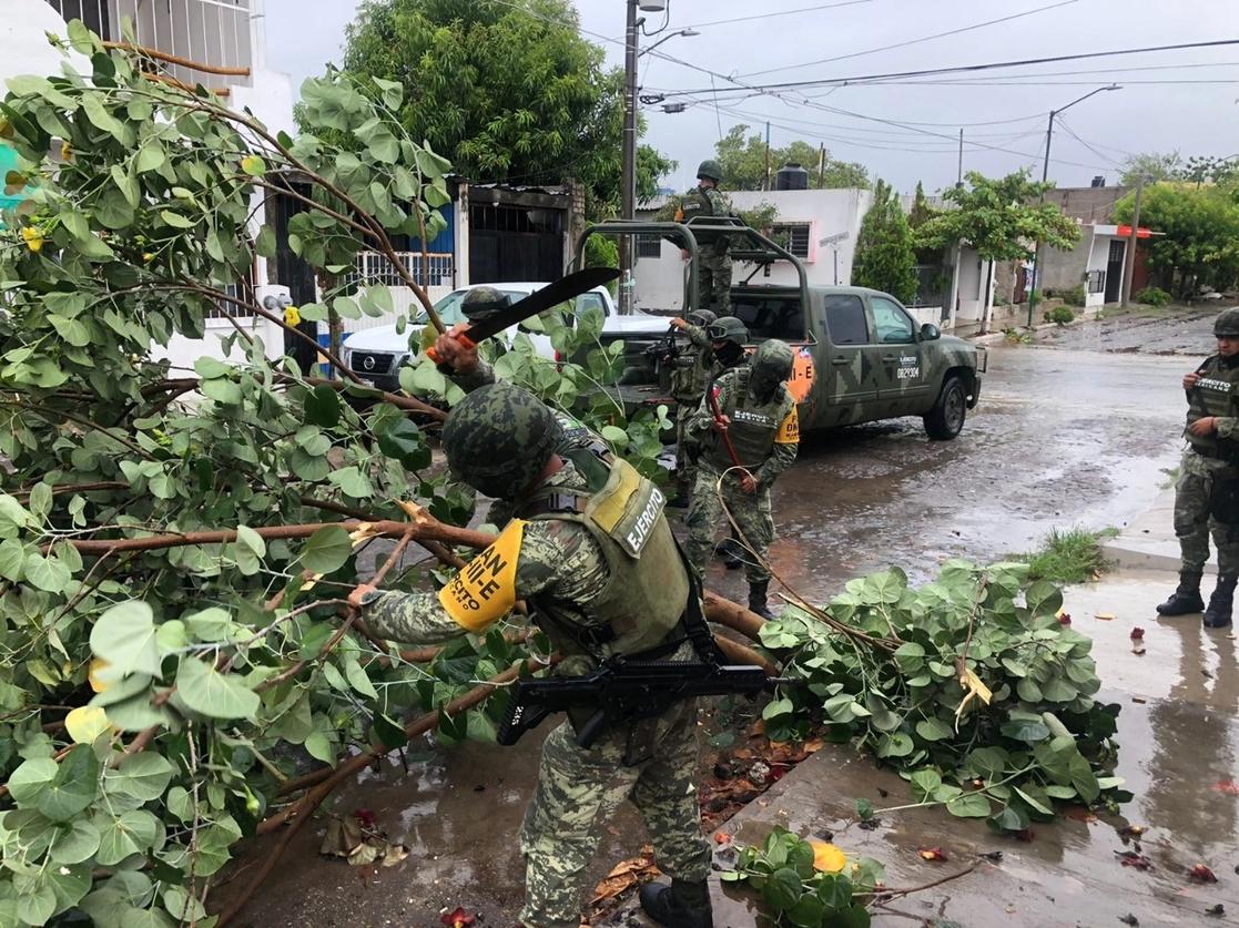 Agentes de la Sedena apoyan a la población afectada.