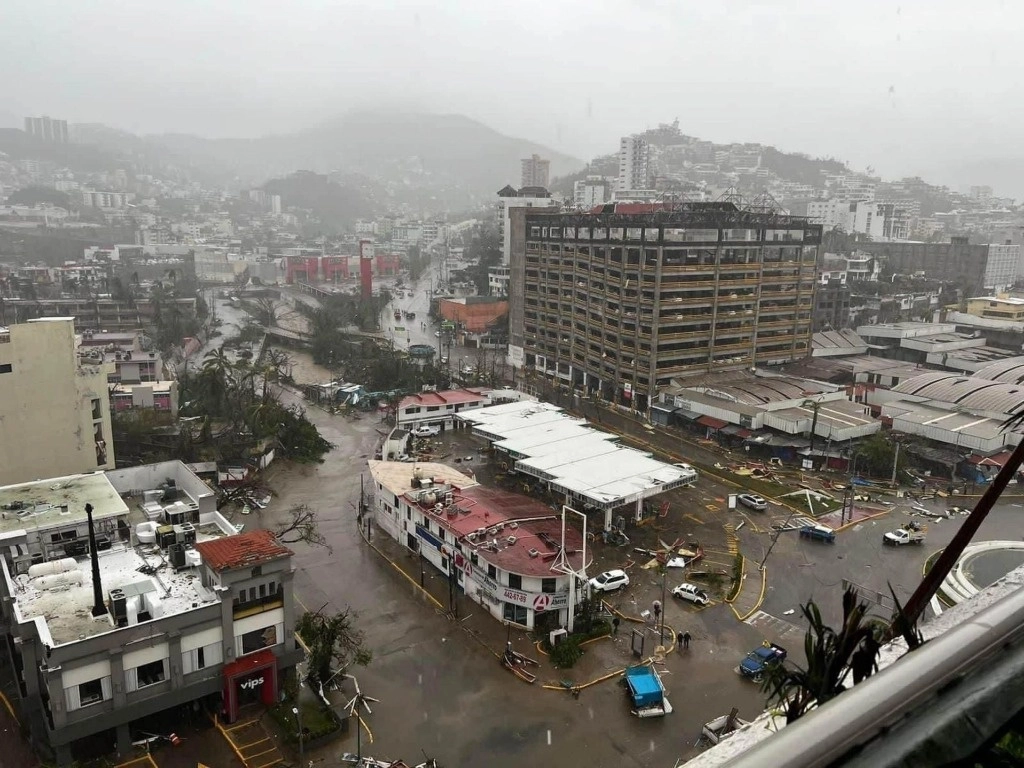 Plazas, hoteles y calles lucen destruidas tras la entrada del huracán 'Otis' al puerto de Acapulco. Hasta el momento, se reporta una caída de las telecomunicaciones, así como bloqueos en las carreteras por diversos deslaves en la zona. Foto Cuartoscuro 