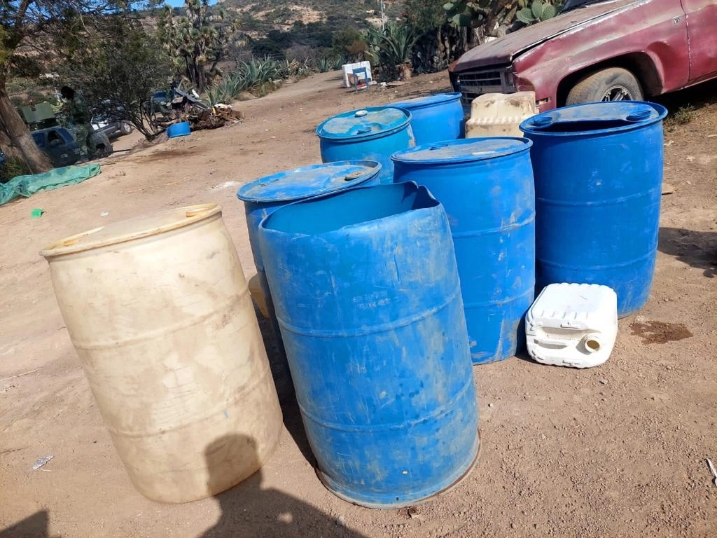 El combustible robado era resguardado en tres viviendas de Singuilucan, Hidalgo, el 4 de noviembre de 2023. Foto ‘La Jornada’ 