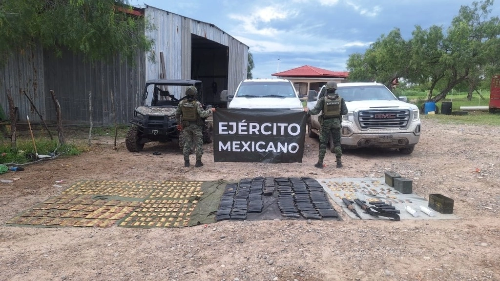 Imagen del armamento y los cartuchos asegurados difundida por Sedena 