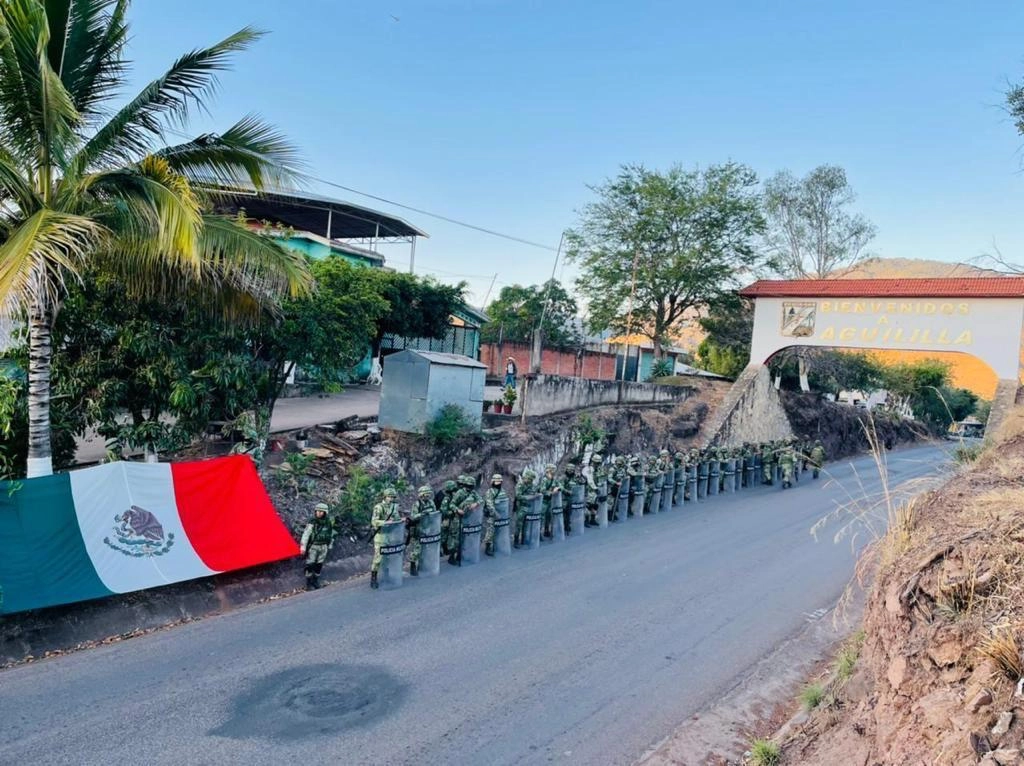 Elementos del ejército en el municipio de Aguililla, Michoacán. Foto Sedena/Archivo