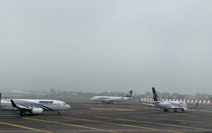 Aeronaves en una pista del Aeropuerto Internacional de la Ciudad de México. Foto Alfredo Domínguez / Archivo
