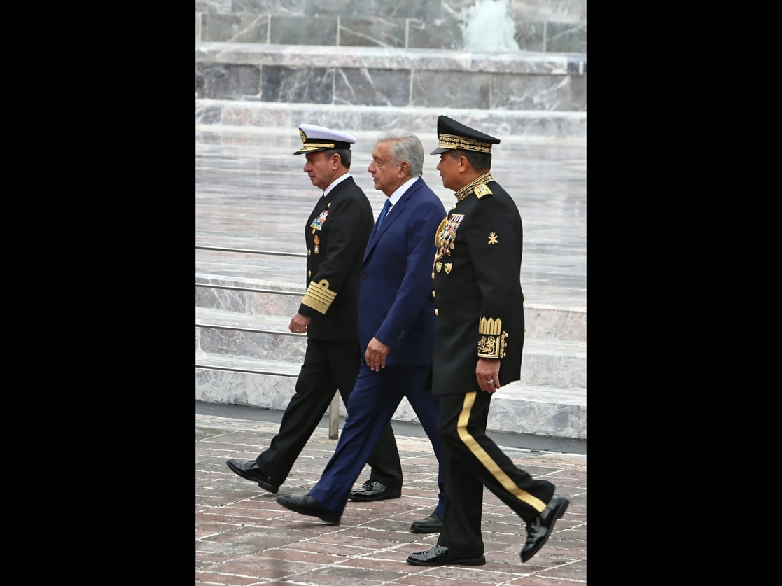 El presidente Andrés Manuel López Obrador encabezó ayer la ceremonia por el 175 aniversario de la gesta de los Niños Héroes. Lo acompañan los titulares de Sedena y Marina. Foto Roberto García Ortiz 