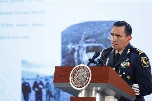 El jefe del Estado Mayor de la Secretaría de la Defensa Nacional, Homero Mendoza Ruiz, señaló que se ha detenido a cerca de 80 mil indocumentados. Foto Roberto García Ortiz
