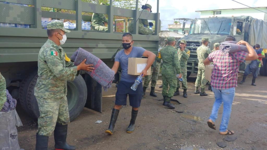 En los dos últimos meses los efectivos de la Secretaría de la Defensa Nacional (Sedena) han brindado apoyo a más de 740 mil personas afectadas por las inundaciones que afectan diversas comunidades del estado de Tabasco, además de haber evacuado a 10 mil 424 personas. Foto cortesía de Sedena 