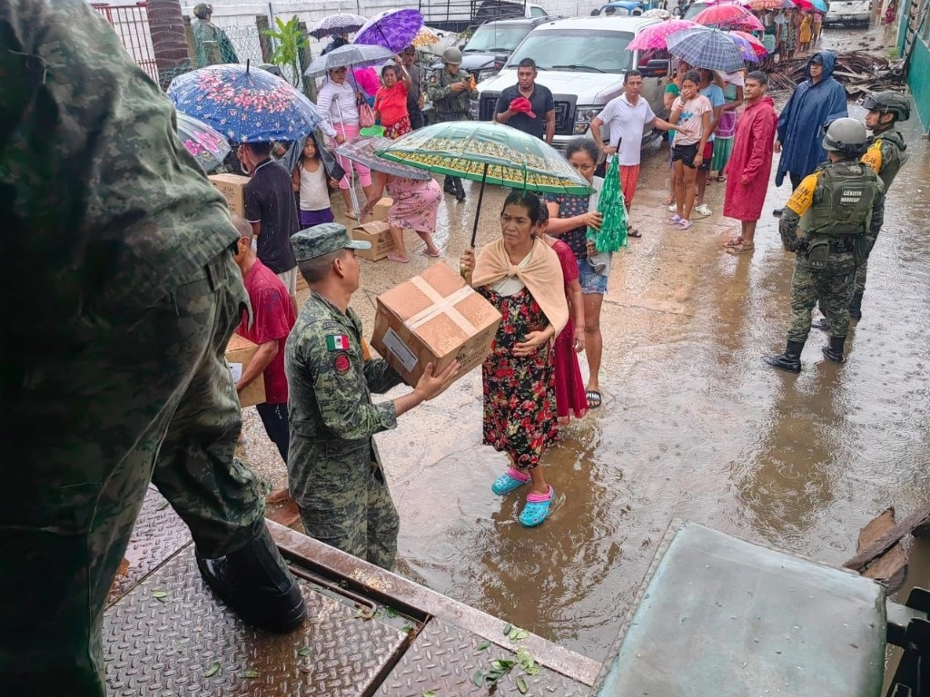 Se han distribuido más de 10 mil despensas y 26 mil 580 litros de agua; además, se activaron tres tortilladoras y cinco cocinas comunitarias, con capacidades para preparar conjuntamente 15 mil raciones calientes diarias y tres plantas potabilizadoras, explicó la dependencia federal. Imagen cortesía de Sedena