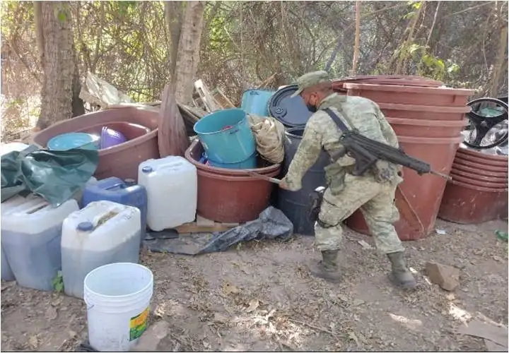 Los laboratorios clandestinos se descubrieron gracias a labores de inteligencia en Cosalá y Badiguarato, Sinaloa. Foto Cortesía Sedena