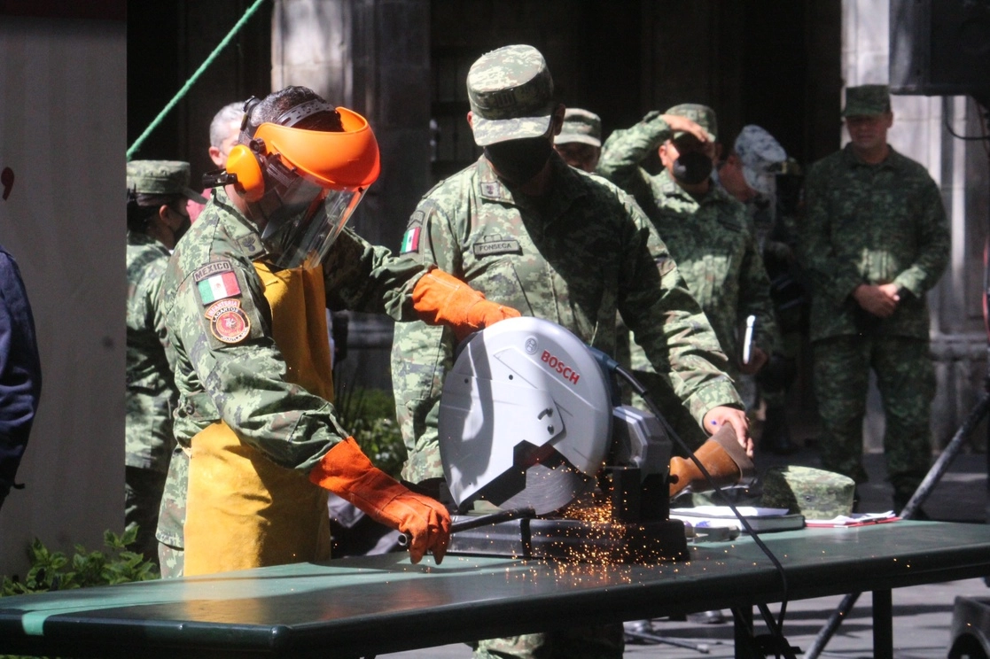 En el zócalo de Cuernavaca, Morelos se destruyeron las armas que esa misma jornada fueron canjeadas por civiles. Foto Rubicela Morelos 