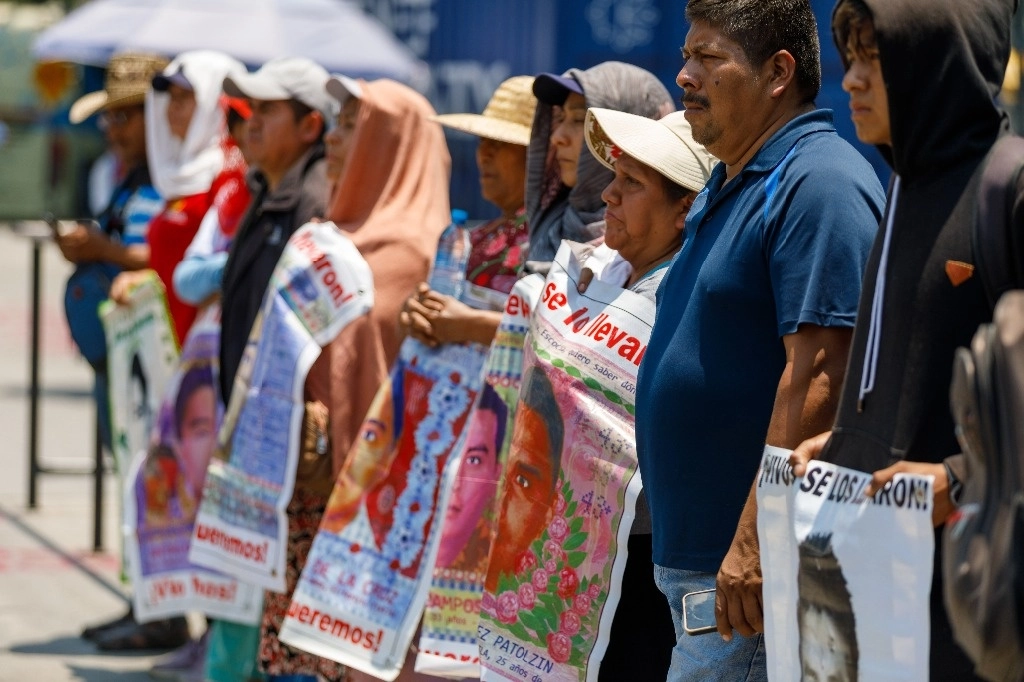 Mitin de padres y madres de los 43 normalistas desaparecidos de Ayotzinapa, en la Estela de Luz, en imagen del 28 de abril pasado. Foto Pablo Ramos