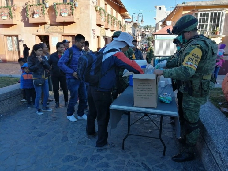 El personal militar apoya a la población con la distribución de alimentos y cobertores, además de llevar a cabo acciones de vigilancia para atender casos en los que se requieran traslados a albergues. Foto Twitter @SEDENAmx