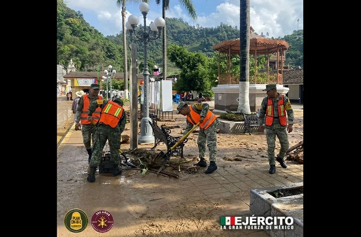 Elementos de la Sedena realizan tareas de remoción de escombros, luego de las intensas lluvias en Zonogolica, Veracruz. Foto Tomada del Twitter @SEDENAmx