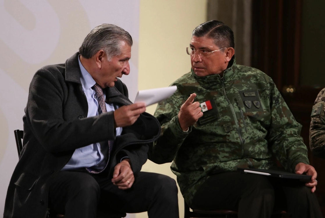 Adán Augusto López Hernández, secretario de Gobernación y Luis Cresencio Sandoval González, secretario de la Defensa Nacional durante la conferencia matutina en Palacio Nacional el 12 de octubre de 2022. Foto Cuartoscuro / Archivo