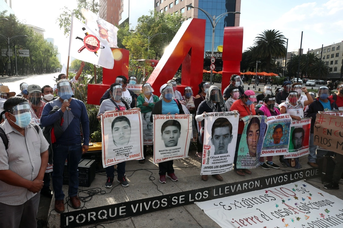 Manifestación en el antimonu-mento por la desaparición de 43 normalistas de Ayotzinapa. Foto José Antonio López / Archivo
