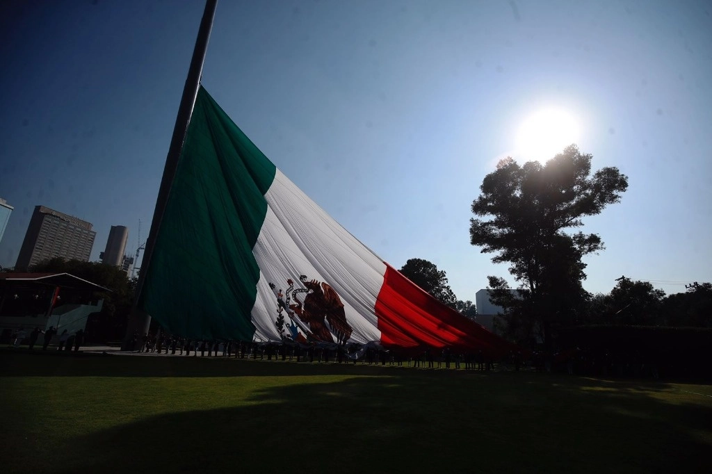 Durante una ceremonia de izammiento de bandera monumental, por parte de Sedena en Campo Marte. Foto Cristina Rodríguez / archivo 