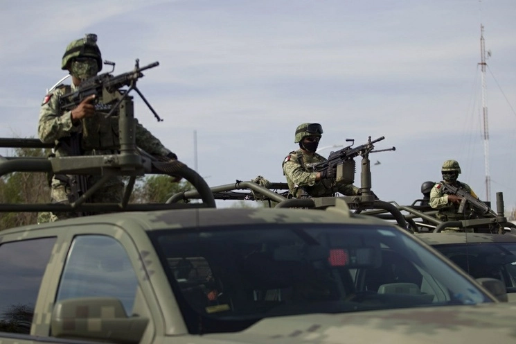 Miembros del Ejército durante un operativo en la carretera Monterrey-Nuevo Laredo. Foto Cuartoscuro / Archivo