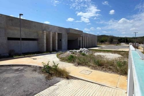 "Lo que hace falta es terminar los hospitales que estaban abandonados porque era un tiradero de obras". En la imagen, en Tekax, Yucatán. Foto Luis Boffil / archivo