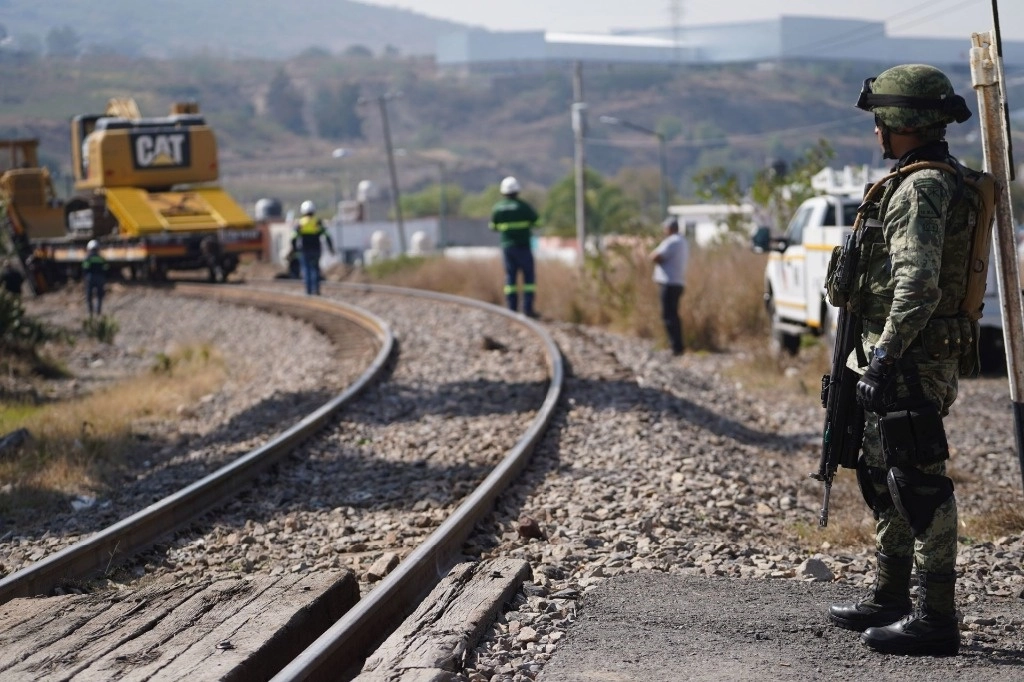 En Monterrey, Elementos de la Sedena y de la Fuerza Civil de NL frustraron el robo masivo de acero que era transportado en un tren de Kansas City Southern. Foto Cuartoscuro
