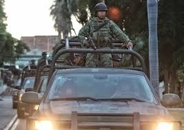 Integrantes del Ejército Mexicano realizan un patrullaje en imagen de archivo. Foto Marco Peláez

