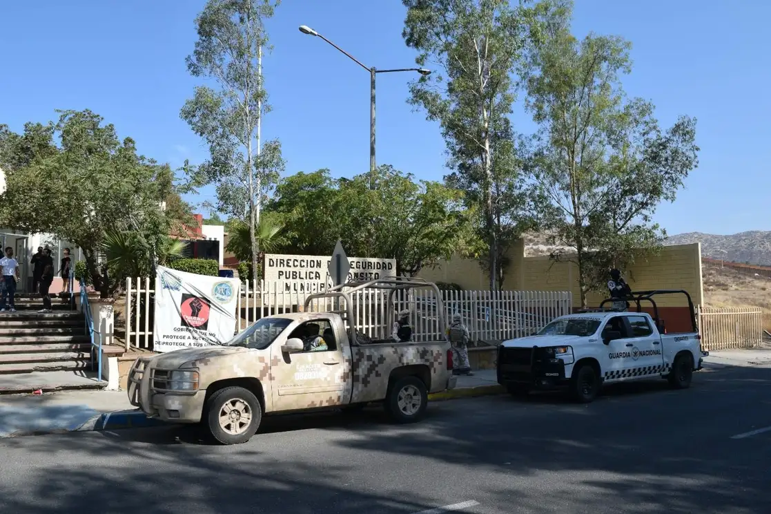 Mientras que el personal de la Guardia Nacional y del Ejército Mexicano revisan el armamento, los agentes municipales permanecen "acuartelados" en las instalaciones de la Dirección de Seguridad Pública Municipal de Tecate. Foto La Jornada Baja California / Juan Pablo Guerra Cuéllar
