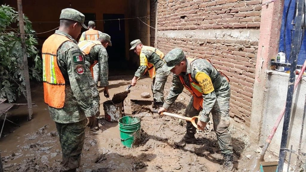 Elementos de la Sedena realizan tareas de apoyo en los municipios de Jalisco afectados por el paso del huracán ‘Lidia’. Foto ‘La Jornada’
