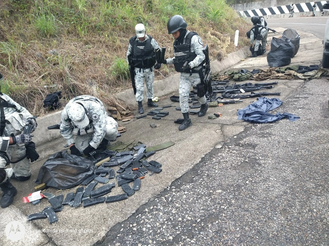 Elementos de la GN aseguran armas y cartuchos tras el enfrentamiento en Jiquipilas, Chiapas. Foto 'La Jornada'
