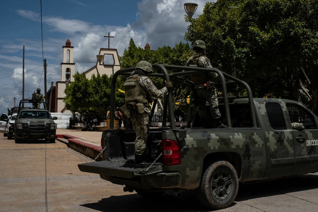 Elementos del ejército recorren las calles del municipio de Pantelhó y zonas aledañas. Foto Elio Henríquez