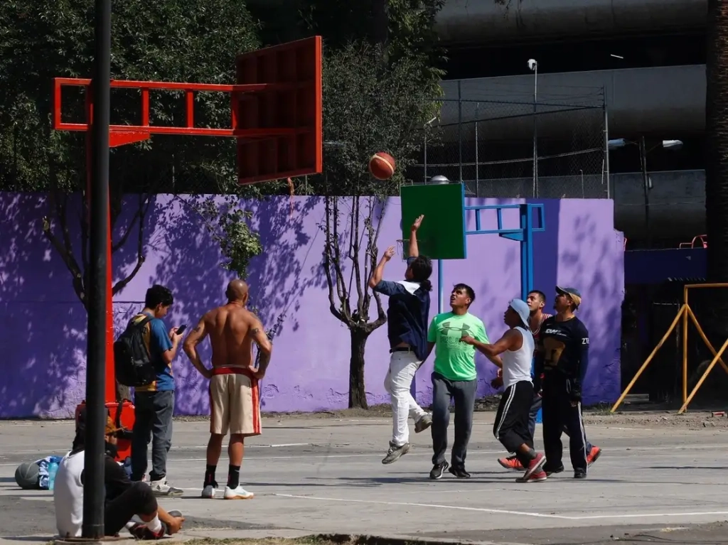 Basketball callejero en la Ciudad de México. Foto Guillermo Sologuren /Archivo