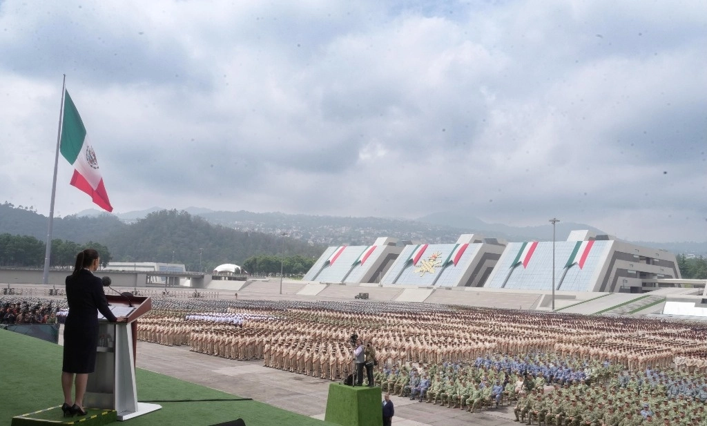 En una inédita ceremonia realizada en el Colegio Militar, el presidente saliente, Andrés Manuel López Obrador, agradeció a las fuerzas armadas su lealtad, apoyo y colaboración, mientras la mandataria electa, Claudia Sheinbaum, afirmó que nunca emitirá una orden que vulnere el orden constitucional o los derechos humanos. Foto 'La Jornada'