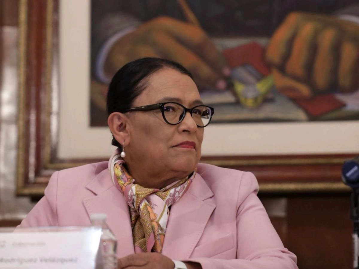 La secretaria de Gobernación, Rosa Icela Rodríguez, encabeza la rueda de prensa para informar sobre los avances para la puesta en marcha de la Ley General en Materia de Búsqueda de Personas en el país, en la Ciudad de México, el 23 de julio de 2025. 