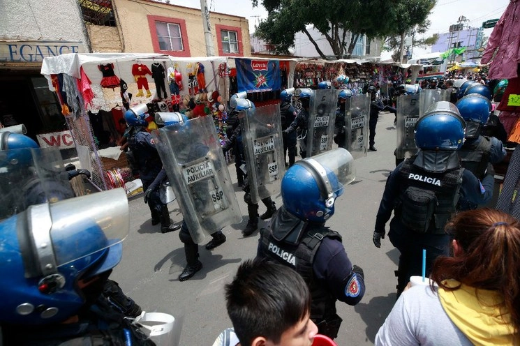 El pasado 2 de julio, policías impidieron que ambulantes se instalaran en Tepito. Foto Alfredo Domínguez