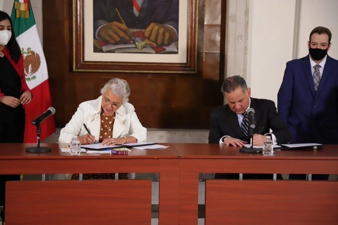 La titular de Gobernación, Olga Sánchez Cordero (izq) y el titular de la UIF, Santiago Nieto (der) durante la firma del convenio. Foto Cortesía Segob
