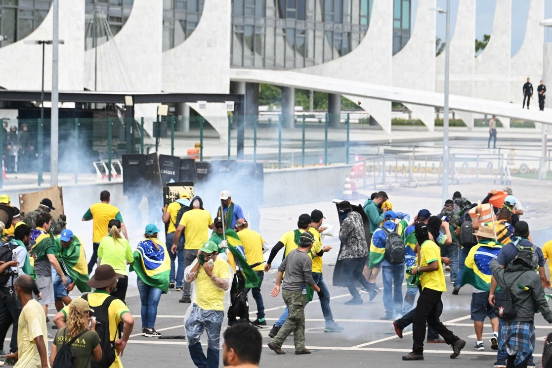 Simpatizantes del ex presidente de Brasil, Jair Bolsonaro, chocaron con la Policía afuera del Palacio de Planalto, en Brasilia. Foto Afp 