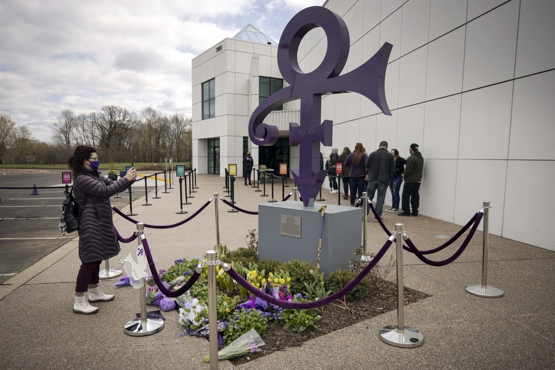 Ataviados en tonos púrpura, los seguidores de Prince hicieron fila afuera de su propiedad en Paisley Park, en Minnesota, a cinco años de su muerte, el 21 de abril de 2021. Foto Ap