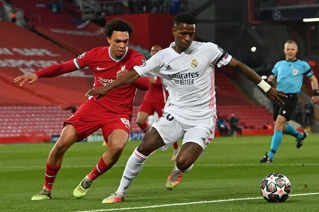 Trent Alexander-Arnold, del Liverpool, y Vinicius Junior, del Real Madrid, disputan el balón durante el partido de vuelta de cuartos de final de la ‘Champions’. Foto Afp