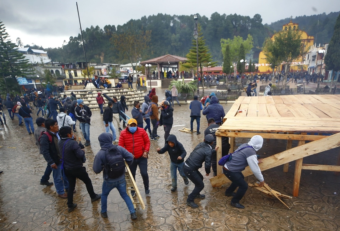 La elección de las nuevas autoridades mediante el sistema de usos y costumbres de Oxchuc, Chiapas, el pasado diciembre culminó en enfrentamientos. Foto Víctor Camacho / Archivo