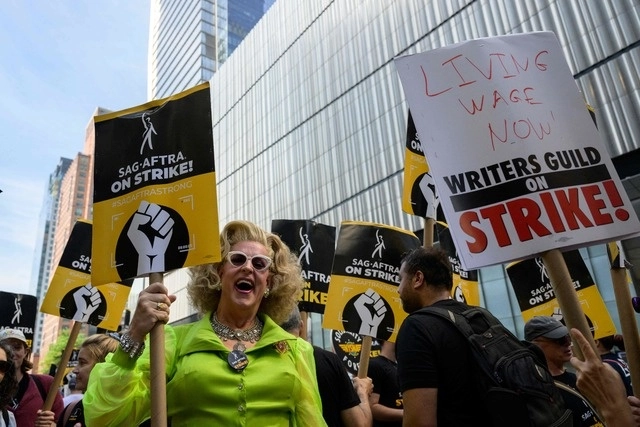 Durante casi tres horas, los manifestantes, que habitualmente se dividen en varios puntos de la ciudad, se congregaron con motivo del Día Nacional de la Solidaridad Sindical con pancartas y megáfonos. Foto Afp