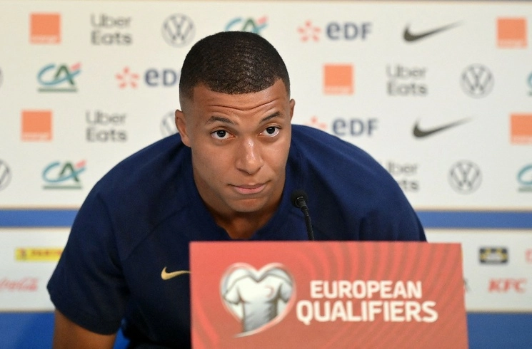 El atacante estrella del PSG Kylian Mbappé reafirmó hoy que "seguir en el club" de la capital francesa es su "única opción", rechazando entrar en un pulso con la entidad ni incidir en su negativa a continuar allí después de que termine su contrato en junio de 2024. Foto Afp